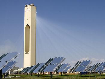 图1：西班牙的塔式太阳能发电站。
